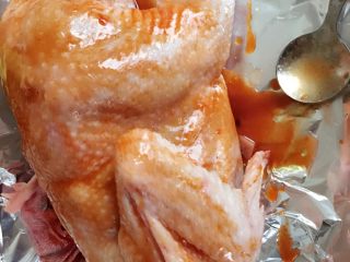 烤全鸡,如图，把酱汁均匀的涂抹在鸡上，烤盘放好锡纸，预热