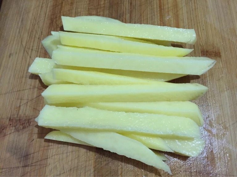 超简单炸薯条,如图切成食指宽的土豆条