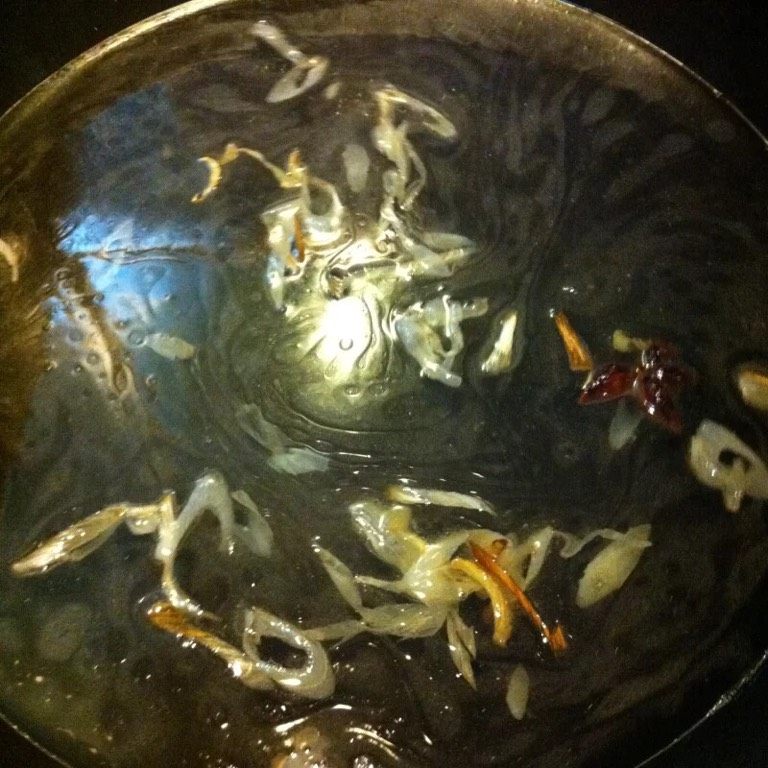 鱼丸汤面,如图锅中热油，油热加入葱姜八角炒香，加入适量水大火烧开
