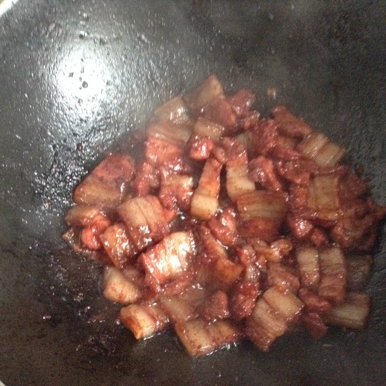 南乳红烧肉,如图，水烧干，稍为出油就可以出锅了