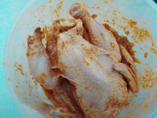 ≈烤鸡≈,三黄鸡洗净，去掉鸡爪和鸡头还有鸡屁股，用烤鸡料腌制一夜，可以在鸡身上用牙签扎洞，方便入味