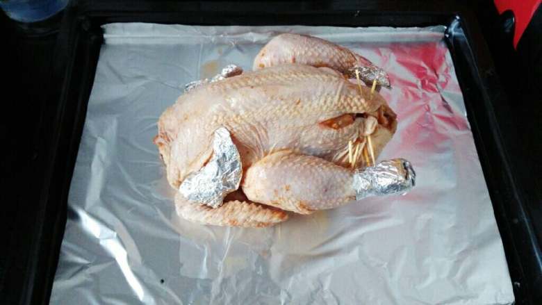 ≈烤鸡≈,烤盘放上锡纸，把鸡腿，鸡翅用锡纸包住，防止烤焦