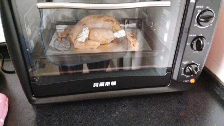 ≈烤鸡≈,预热烤箱，然后把鸡放进去，200度上下火60分钟
