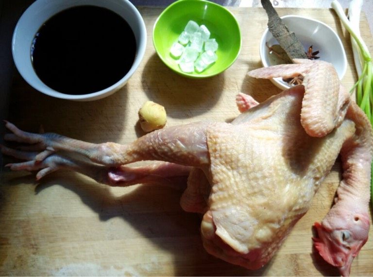 酱油鸡,如图准备食材，鸡让卖家处理好回来清洗干净备用