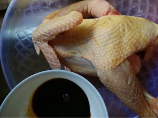 酱油鸡,如图用一勺老抽和两勺生抽搅拌均匀涂至晾干的鸡肉里外