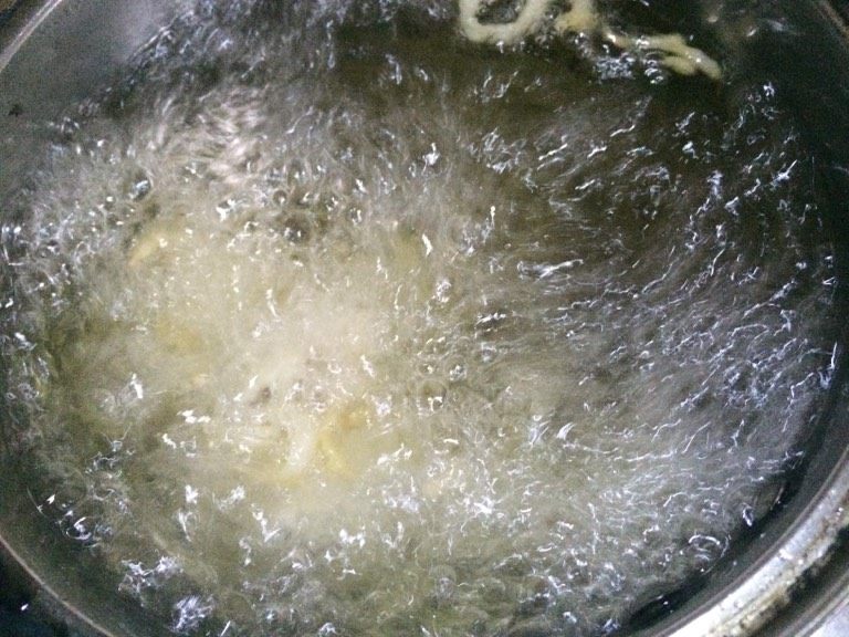 韩式炸鸡腿,如图入油锅炸至金黄色即可（油一定要多要淹没鸡腿）