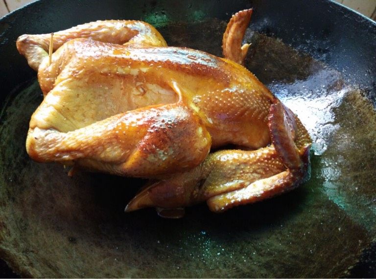 酱油鸡,如图起油锅小火放入腌制好的鸡稍稍都翻煎（撸一撸）