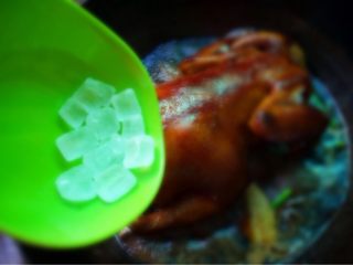 酱油鸡,如图再依次放入八角桂皮香叶和冰糖