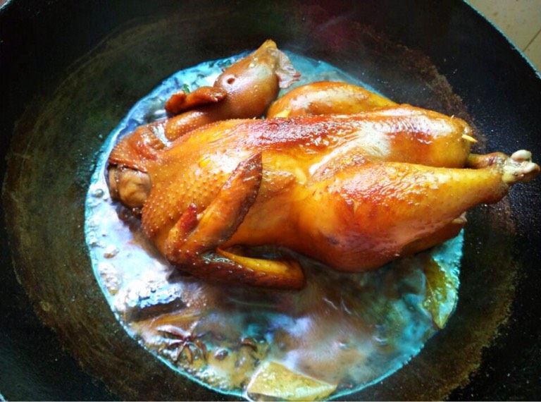 酱油鸡,如图翻过来继续盖盖煮3-5分钟然后开盖用勺子不定时的浇酱汁到鸡身上