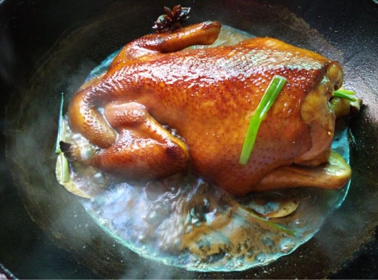 酱油鸡,如图整个过程不停的翻面不停的浇汁到酱汁变浓稠时关火盖盖再焖3-5分钟