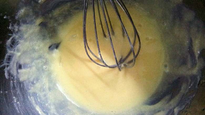 椰子巧克力豆豆饼干,分次加入打散的蛋液