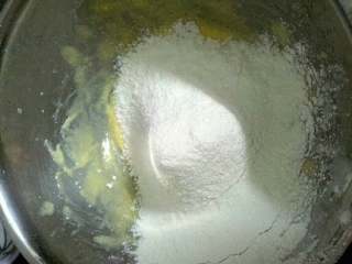 椰子巧克力豆豆饼干,筛入低粉，泡打粉，椰子粉拌匀成团