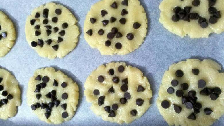 椰子巧克力豆豆饼干,按上巧克力豆，180度，中层，15到18分钟左右