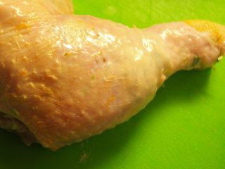 黄油香菜烤鸡腿,用手指挖一点香菜黄油酱，尽可能均匀地抹在鸡皮和鸡肉的空隙里，鸡皮表面不要抹到