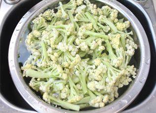 干锅花菜,菜花清洗干净用淡盐水浸泡10分钟，这样能逼出菜花里面的小虫子和脏东西。