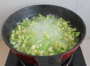 干锅花菜,水开后放入菜花焯一分钟。