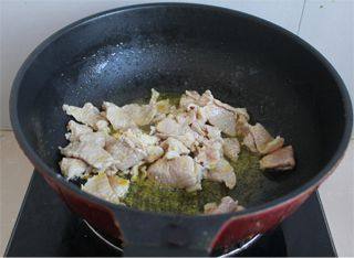 干锅花菜,锅内放油，油烧热放入肉片煸炒，肉片逼出油脂，炒金黄之后，拨到一遍。