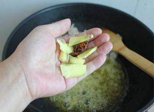 干锅花菜,放入姜片和八角，炒出香味。
