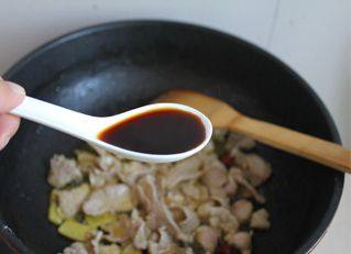 干锅花菜,放入一勺生抽，把肉片炒均匀。