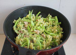 干锅花菜,放入焯好淋干水的菜花，快速翻炒。