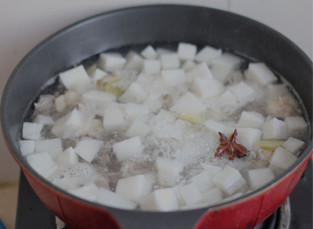 清炖萝卜牛肉,焯过水的牛肉和萝卜加上材料3，一起放入锅中，加足量开水。