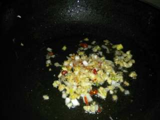 私房茄子,锅里放底油爆香葱姜蒜和泡椒末