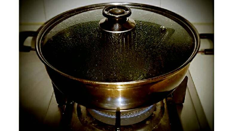 简单快速自制酸白菜,汤锅放水大火烧开，水量要拿刚好淹没白菜。