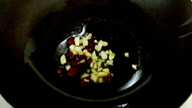 简单快速自制酸白菜,炒锅放适量油，开火烧热油后先放干辣椒和大蒜煸香。