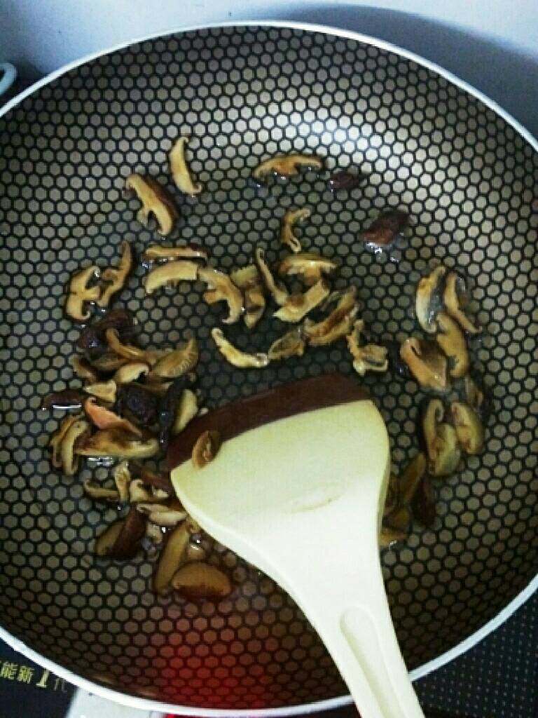 健康蛋蔬饼,锅里热油放入香菇丝爆香