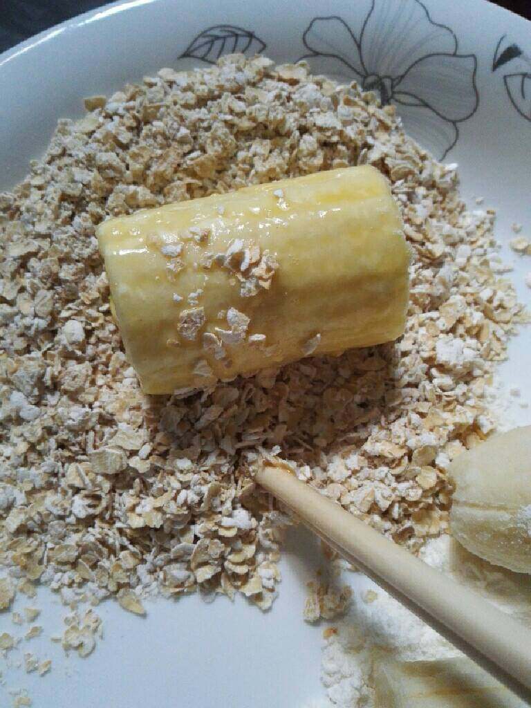 燕麦香蕉,再放入燕麦中，让香蕉段全部沾上燕麦。