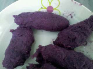 紫薯面包,紫薯泥全部材料混合，用手捏成长橄形