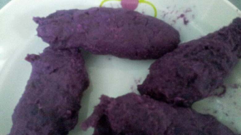 紫薯面包,紫薯泥全部材料混合，用手捏成长橄形