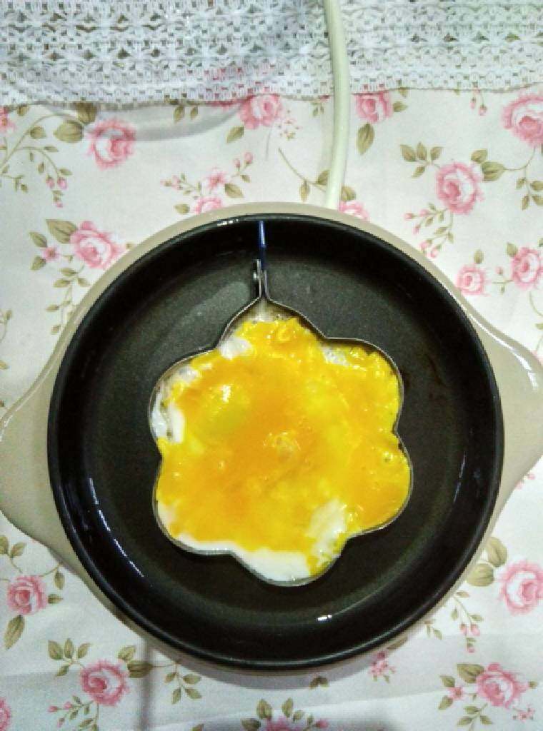 煎花型土鸡蛋,捣破蛋黄，铺匀，煎蛋时间约一分钟，自动断电，指示灯灭。