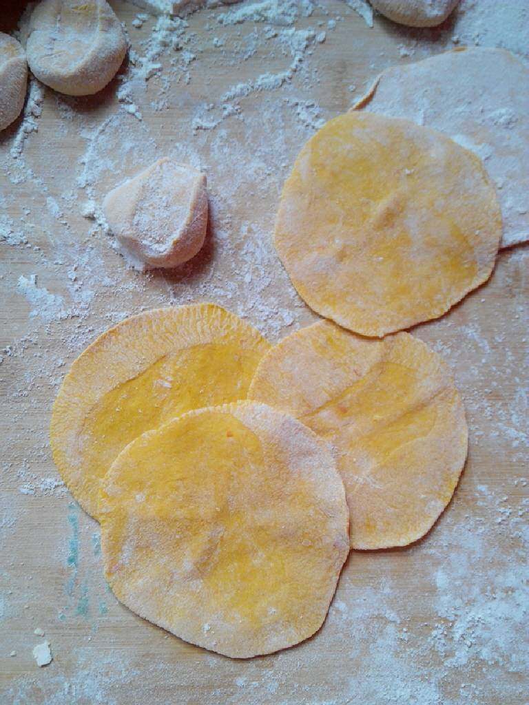 南瓜玫瑰花卷,用刀切开，将小剂子擀成均等的面皮，类似于饺子皮的擀法。