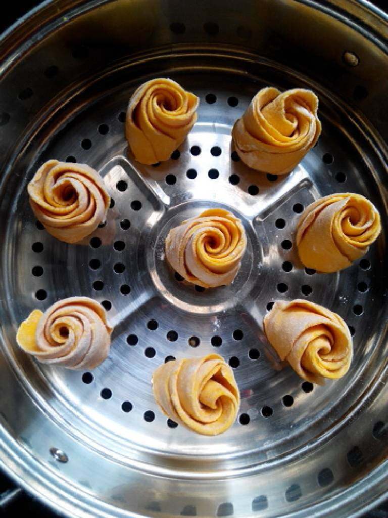 南瓜玫瑰花卷,放锅里大火15分钟蒸熟花卷，焖5分钟再开锅盖食用即可。