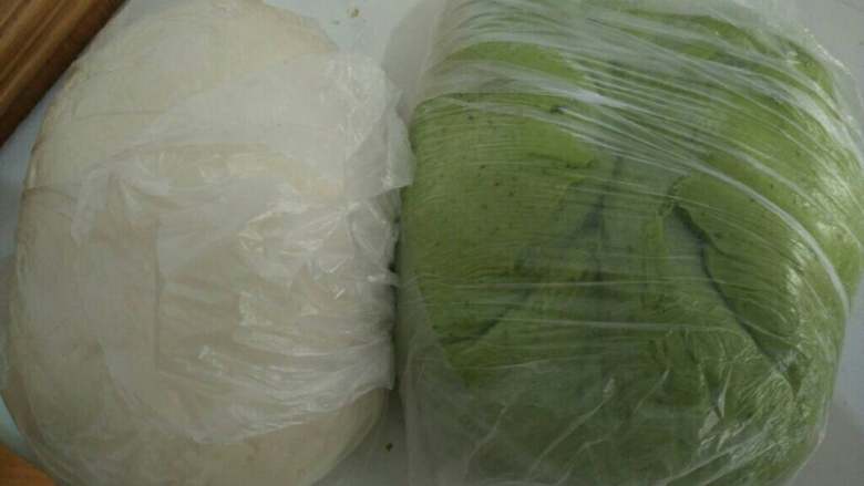 白菜饺子,揉绿色  白色两块面 稍软 醒面