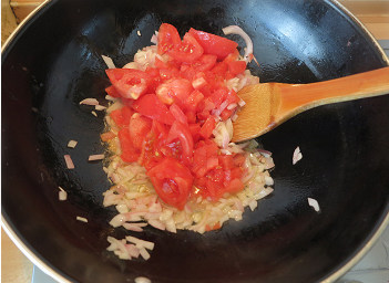 茄汁肉丸奶酪焗面,接着加入蕃茄炒软；