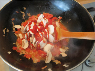 茄汁肉丸奶酪焗面,加入蘑菇片一起蕃茄，同时加入多一些的蕃茄酱和少许糖；
