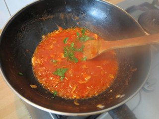 茄汁肉丸奶酪焗面,加入1大碗水使蕃茄酱汁浓稠，放入罗勒碎叶；