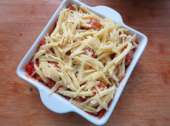 茄汁肉丸奶酪焗面,最后在表层撒上一层奶酪，入烤箱中层200度烤5-10分钟奶酪溶化即可。