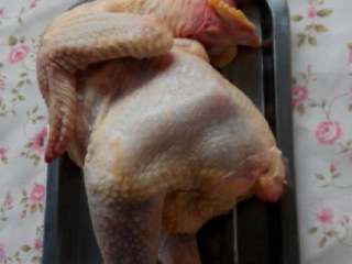 电饭煲焗鸡,鸡洗干净，倒一些料酒，抹遍鸡的全身和内部。
