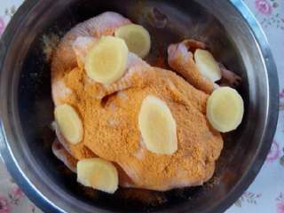 电饭煲焗鸡,鸡全身洒满奥尔良调味料，加少许姜片全身抚摸均匀，多摸几次，用保鲜膜包起来放冰箱一晚上。
