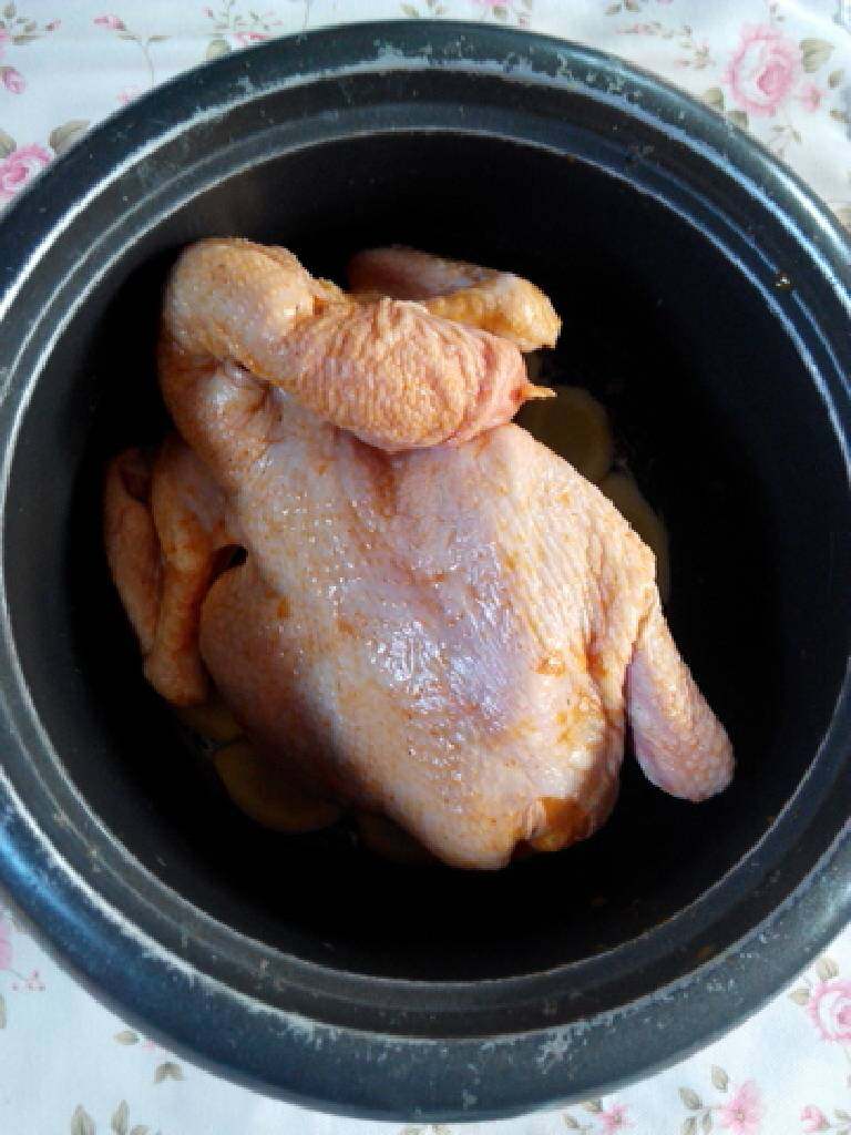 电饭煲焗鸡,取出鸡，用厨房纸擦干水份，放电饭煲内，盖盖，按煮饭档。