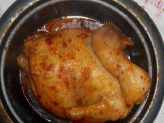 电饭煲焗鸡,一会你就会听到呲呲呲的声音了，待电饭锅自动跳到保温的时候，就开盖翻一下面，继续按煮饭键，一共按3次煮饭键即可。最后觉得不辣，又加了点辣椒粉。