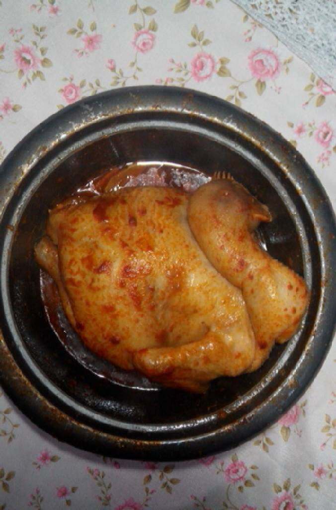 电饭煲焗鸡,一会你就会听到呲呲呲的声音了，待电饭锅自动跳到保温的时候，就开盖翻一下面，继续按煮饭键，一共按3次煮饭键即可。最后觉得不辣，又加了点辣椒粉。