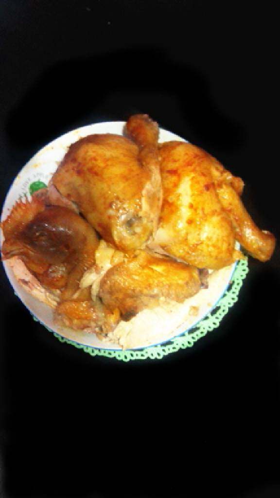 电饭煲焗鸡,香喷喷的焗鸡就可以出锅咯，来块鸡腿。