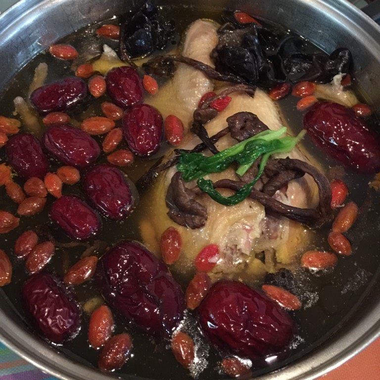 小笨鸡蘑菇汤,如图把洗干净的新疆枸杞放入汤里煮5分钟左右，加适量盐调味就OK了。