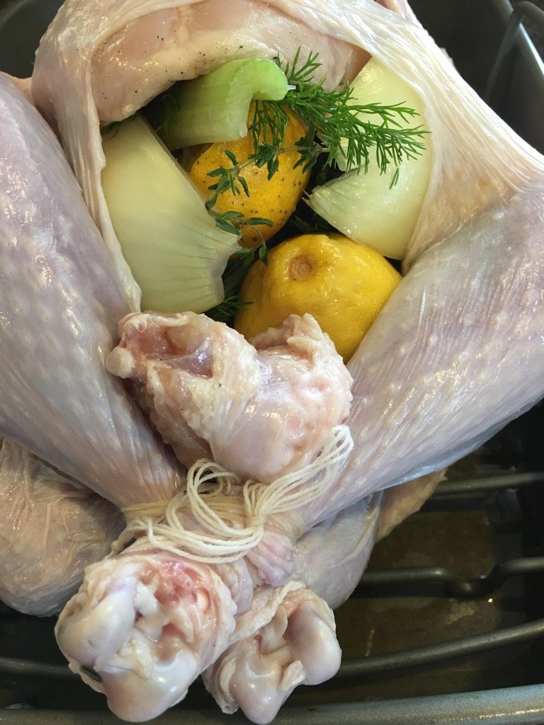 烤火鸡,如图把充塞蔬果入火鸡肚内，一定要扎紧火鸡双腿