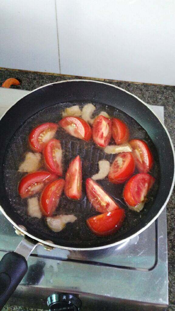 茄汁年糕,锅里加水，煮开，番茄煮烂肉煮熟