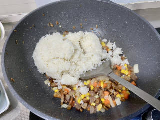 腊味糯米饭➕杂蔬腊味焖糯米饭,加入糯米，小火翻炒均匀